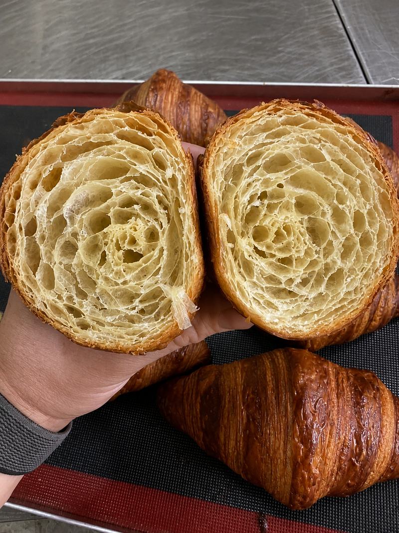 Разрез круассана с крупными сотами мякиша