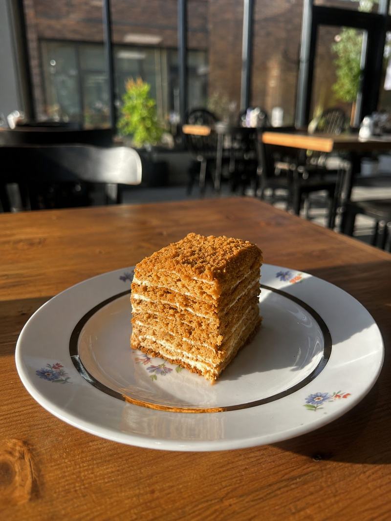 Кусок медовика на тарелке